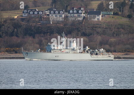 HMS Ledbury (M30), ein Jagd-Klasse Mine Gegenmaßnahmen Schiff der Royal Navy, Richtung vorbei an Gourock zu Beginn der Übung Joint Warrior 17-1. Stockfoto