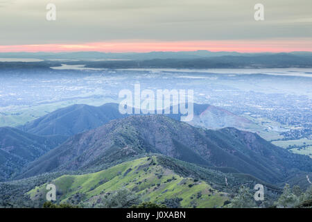 Sonnenuntergang von Mt Diablo Gipfel Blick nach Westen. Stockfoto