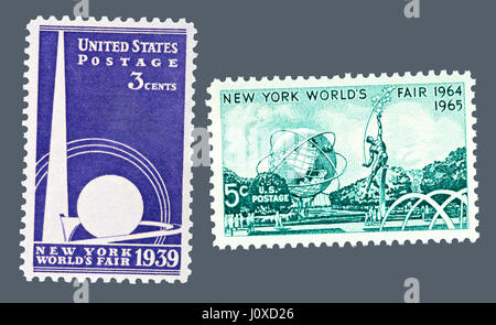 1939 und 1964 in New York World's Fair Briefmarken - Die 1939 3-Cent-Marke zeigt die berühmten trylon und Perisphere und die 1965 5-Cent-Marke depi Stockfoto