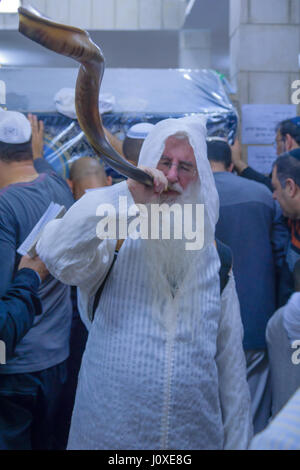 NETIVOT, ISRAEL - 13. Januar 2016: Jüdische Männer Schläge pro Schofar am Grab von Rabbi Israel Abuhaseira (Baba Sali), im Rahmen der jährlichen Hillula von seinem mir Stockfoto