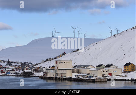 Windkraftanlagen im Windpark Havøygavlen auf einem Hügel über Havøysund.  Havøysund, Måsøy, Finnmark, Norwegen. Stockfoto