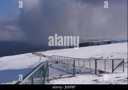 Ein Gewitter oder Schnee hast Schläge über der Barentssee aus Nordkap. Nordkapp, Finnmark, Norwegen. Stockfoto