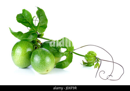 Passionsfrucht/Maracuja auf dem weißen Hintergrund isoliert. Stockfoto