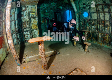 Taucher in der Cafeteria ein Unterwasser Schiffswracks erkunden Sidemount-Konfiguration Stockfoto