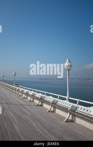 Torquay Princess Pier an einem schönen sonnigen Frühlingstag, April 2017. Der Pier wurde im Jahre 1890 erbaut und ist heute ein beliebter Ort zu stoppen und den Blick auf das Meer. Stockfoto