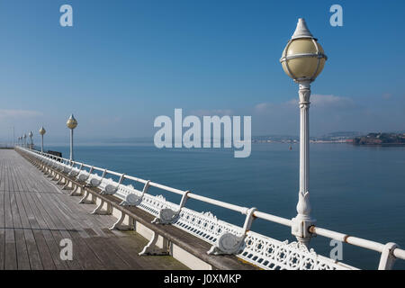 Torquay Princess Pier an einem schönen sonnigen Frühlingstag, April 2017. Der Pier wurde im Jahre 1890 erbaut und ist heute ein beliebter Ort zu stoppen und den Blick auf das Meer. Stockfoto