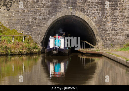 Narrowboat verlassen die 421 Meter Chirk Tunnel lokal bekannt als "The Darkie" am Llangollen Kanal Stockfoto