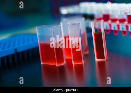 Quarz-Küvetten für Laser-Chromatographie mit roter Flüssigkeit. Physikalische Chemie-Labor Stockfoto