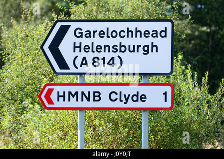 Image Datei: ein Wegweiser für HM Naval Base Clyde, Heimat von Großbritanniens Trident u-Boot-Flotte, die zwischen der Stadt Helensburgh und das Dorf Garelochhead auf dem Zielschiff liegt Stockfoto