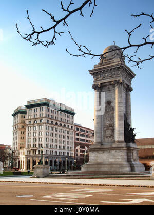 Syracuse, New York, USA. 16. April 2017. Ansicht OfClinton Square in der Innenstadt von Syracuse, New York mit dem Onondaga Savings Bank-Gebäude und der Soldat Stockfoto