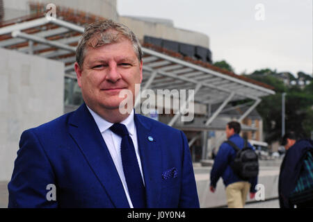 SNP Westminster Führer und Verteidigung Sprecher Angus Robertson gibt ein Interview nach einem Bericht von der unabhängigen Royal United Services Institute, die die Kosten für den Ausbau der Trident nuklearen Abschreckung aus Schottland, im Vergleich zu Schätzungen der unionistischen Parteien herunterspielt Stockfoto