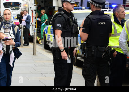 Bewaffnete Polizisten waren auf Routine-Patrouille in Glasgow besuchen eine Verkehrsstörung Straße in der Stadt Argyle Street während der Commonwealth-Spiele Stockfoto