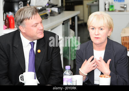 Labour-Schatten-Kanzler Ed Balls und Scottish Labour Leader Johann Lamont diskutieren die Auswirkungen des Unabhängigkeitsreferendums mit einer kleinen Gruppe von öffentlichen in einem Café in Edinburgh Stockfoto