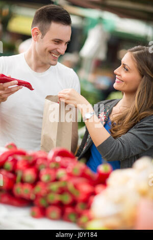 Paar Auswahl frischer Paprika in Lebensmittelgeschäft Stockfoto