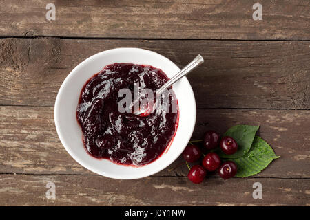 Leckere Kirsch Marmelade in Schüssel auf dem Tisch Stockfoto