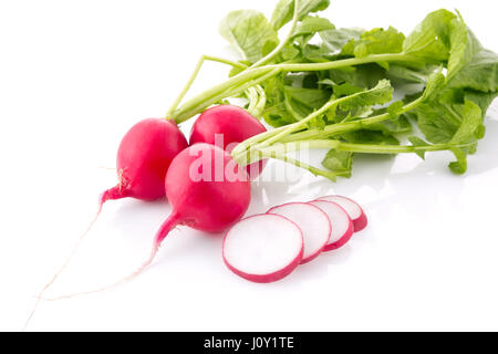 Haufen frischer Rettich mit Ausschneiden Scheibe isoliert auf weißem Hintergrund Stockfoto