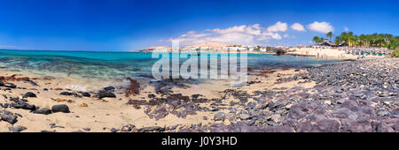 Blick auf Costa Calma sandigen Strand mit vulkanischen Bergen im Hintergrund auf Fuerteventura Island, Kanarische Inseln, Spanien. Stockfoto