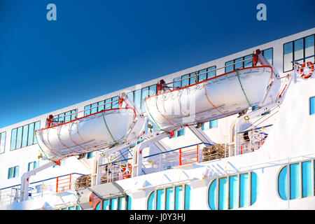 Rettungsboote auf einem luxuriösen Kreuzfahrtschiff. Stockfoto
