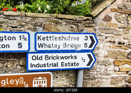 Road Signs gegenüberliegenden St Christophers Kirche in Pott Shrigley Cheshire Stockfoto