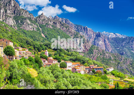 OTA-Stadt mit den Bergen im Hintergrund in der Nähe von Evisa und Porto, Korsika, Frankreich. Stockfoto