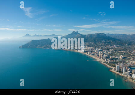 Blick über Calpe (Calp) Stadt, Spanien. Schuss aus dem Penon (Ifach) Felsen, mit Blick auf die Küste, den Hafen und die Berge der Sierra de Bernia Stockfoto