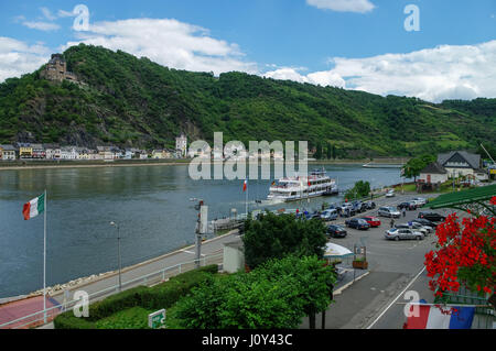 Sankt Goar, Deutschland - 8. Juli 2011: Blick vom Hotelfenster auf Sankt Goar Böschungs- und Snak Goarshausen mittelalterliches Dorf und Rhein Weinberge auf Schmutzwasser Stockfoto