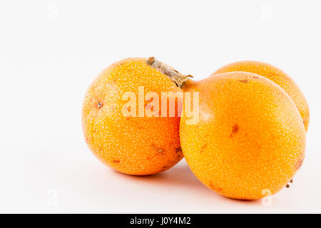 Süße Granadilla (Passiflora Ligularis) in weißen Hintergrund isoliert Stockfoto