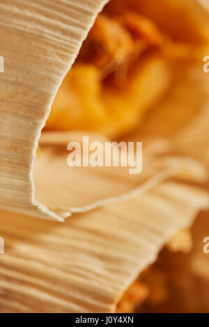 Mexikanischen Tamales in getrockneten Maiskolben gewickelt Stockfoto