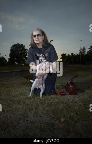 Ältere Frau posiert mit ihrem Hund jack russel Stockfoto