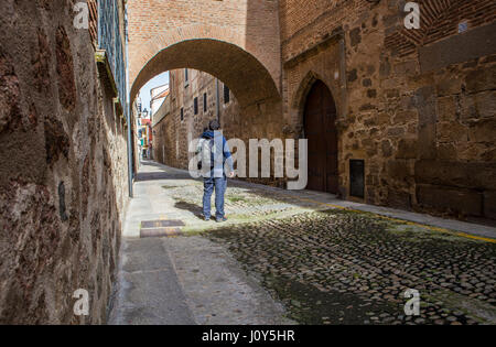 Besucher, die zu Fuß durch gewölbte mittelalterlichen Straße in Plasencia Altstadt, Cáceres, Extremadura, Spanien Stockfoto