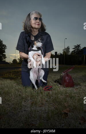 Ältere Frau posiert mit ihrem Hund jack russel Stockfoto