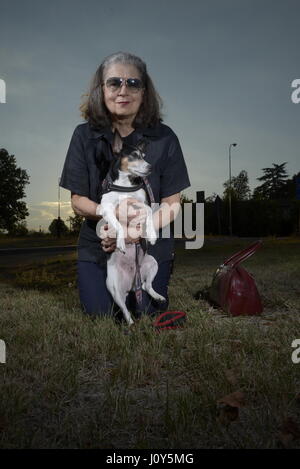 Ältere Frau posiert mit ihrem Hund jack russel Stockfoto