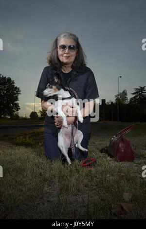 Ältere Frau posiert mit ihrem Hund jack russel Stockfoto