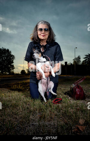 Ältere Frau posiert mit ihrem Hund jack russel Stockfoto
