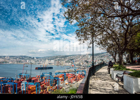 Valparaiso, Chile - 20. Oktober 2015: Häuser der historischen Hülle und Kräne im Hafen von Valparaiso am 20. Oktober 2015 in Valparaiso, Chile Stockfoto