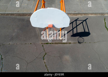 Basketballplatz, Net und Reifen von oben Stockfoto