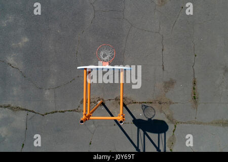 Basketballplatz, Net und Reifen von oben Stockfoto