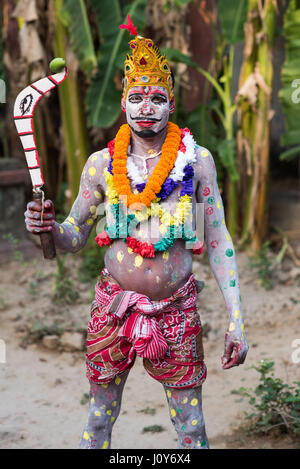 Körper gemalt Mann beim Gajan Festival in Sonapalashi, West-Bengalen Stockfoto