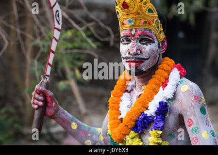 Körper gemalt Mann beim Gajan Festival in Sonapalashi, West-Bengalen Stockfoto