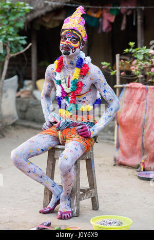 Körper gemalt Mann beim Gajan Festival in Sonapalashi, West-Bengalen Stockfoto