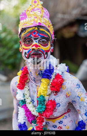 Körper gemalt Mann beim Gajan Festival in Sonapalashi, West-Bengalen Stockfoto