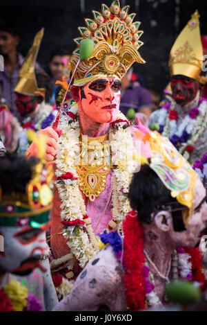 Körper gemalt Mann beim Gajan Festival in Sonapalashi, West-Bengalen Stockfoto