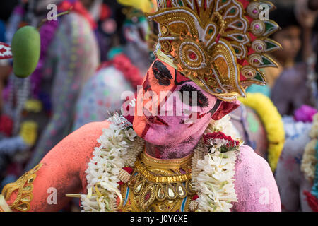 Körper gemalt Mann beim Gajan Festival in Sonapalashi, West-Bengalen Stockfoto