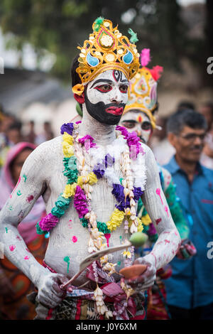 Körper gemalt Mann beim Gajan Festival in Sonapalashi, West-Bengalen Stockfoto