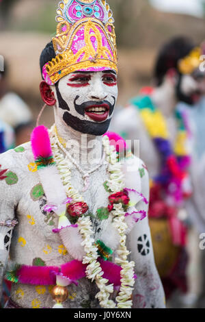 Körper gemalt Mann beim Gajan Festival in Sonapalashi, West-Bengalen Stockfoto