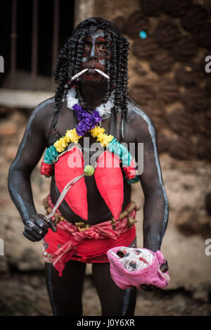 Körper gemalt Mann beim Gajan Festival in Sonapalashi, West-Bengalen Stockfoto