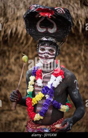 Körper gemalt Mann beim Gajan Festival in Sonapalashi, West-Bengalen Stockfoto