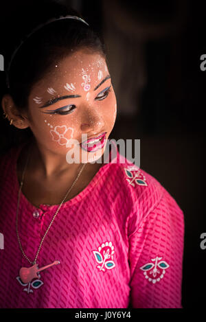 Indisches Mädchen nachdem er ihr Gesicht gemalt auf dem Gajan und Charak Festival in Krishnadepur, West-Bengalen Stockfoto