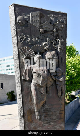 Eine Skulptur in Little Tokyo in der Innenstadt von Los Angeles, Kalifornien von Louis Quaintance und Eugene Daub und ein Gedicht Spuren zum Schicksal von Janice Mi führen Stockfoto