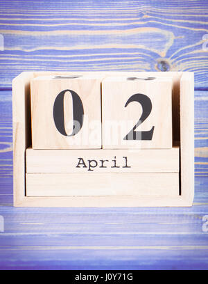 Am 2. April. Datum vom 2. April auf Holzwürfel Kalender, lila Brett als Hintergrund Stockfoto